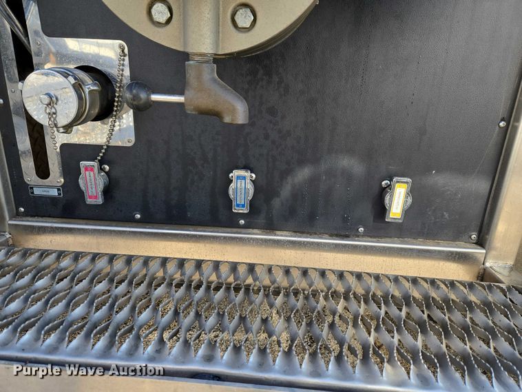 image for item YA2651 2006 Peterbilt 357 pumper fire truck