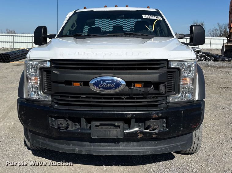 image for item YA2852 2017 Ford F550 Super Duty flatbed truck