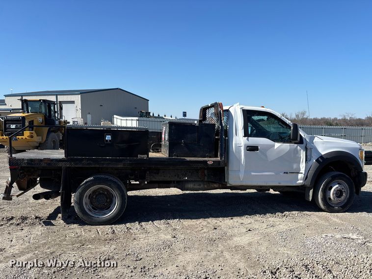 image for item YA2852 2017 Ford F550 Super Duty flatbed truck