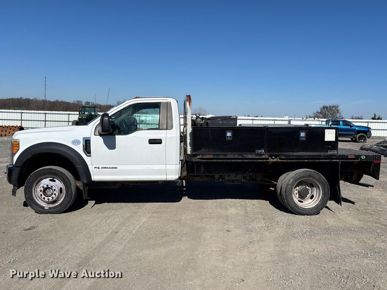 image for item YA2852 2017 Ford F550 Super Duty flatbed truck