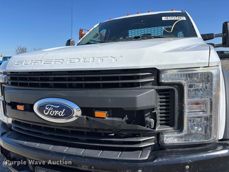 image for item YA2852 2017 Ford F550 Super Duty flatbed truck