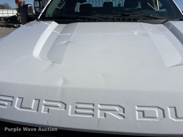 image for item YA2852 2017 Ford F550 Super Duty flatbed truck