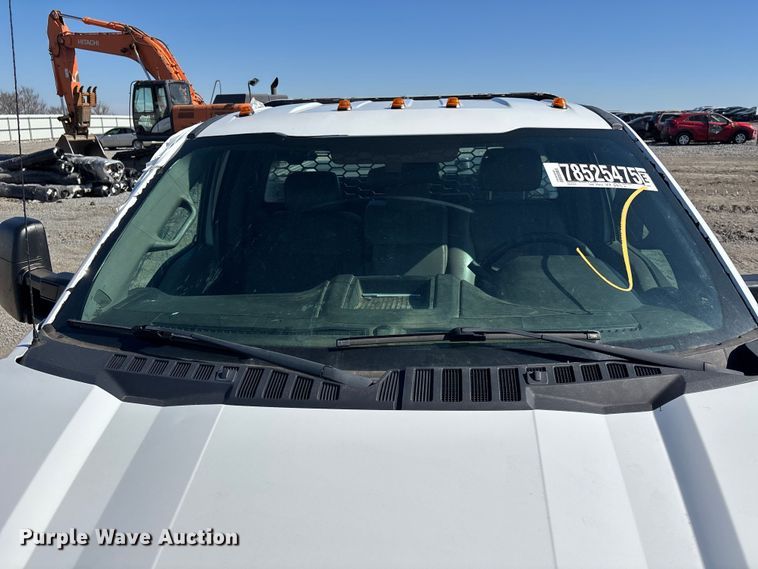 image for item YA2852 2017 Ford F550 Super Duty flatbed truck