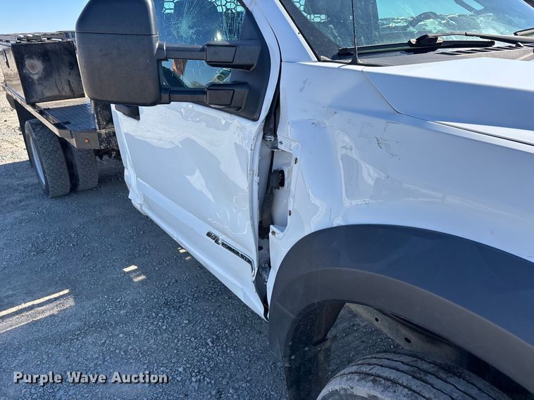 image for item YA2852 2017 Ford F550 Super Duty flatbed truck