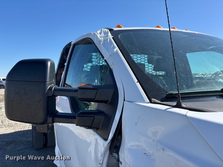 image for item YA2852 2017 Ford F550 Super Duty flatbed truck