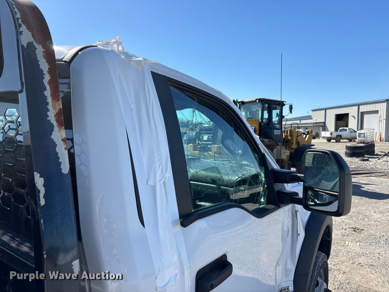 image for item YA2852 2017 Ford F550 Super Duty flatbed truck