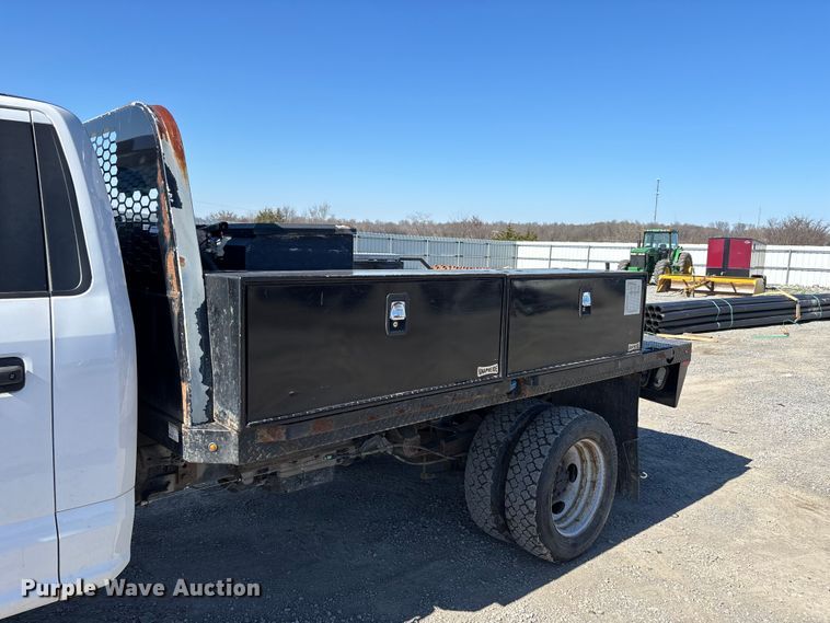 image for item YA2852 2017 Ford F550 Super Duty flatbed truck
