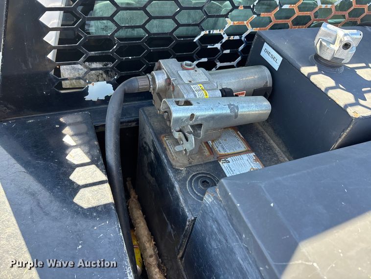 image for item YA2852 2017 Ford F550 Super Duty flatbed truck