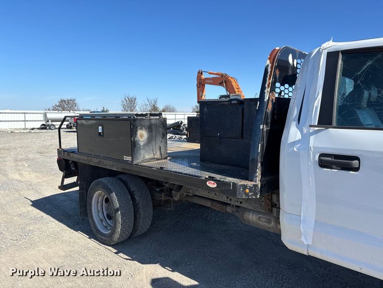 image for item YA2852 2017 Ford F550 Super Duty flatbed truck