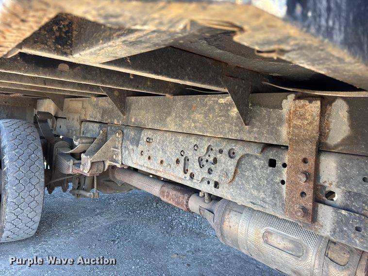 image for item YA2852 2017 Ford F550 Super Duty flatbed truck