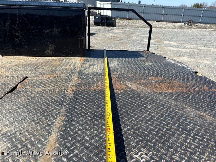 image for item YA2852 2017 Ford F550 Super Duty flatbed truck