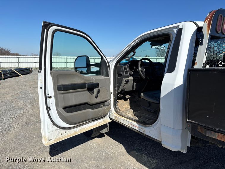 image for item YA2852 2017 Ford F550 Super Duty flatbed truck