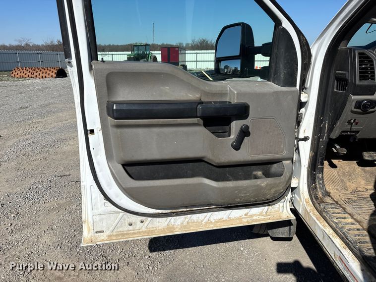 image for item YA2852 2017 Ford F550 Super Duty flatbed truck