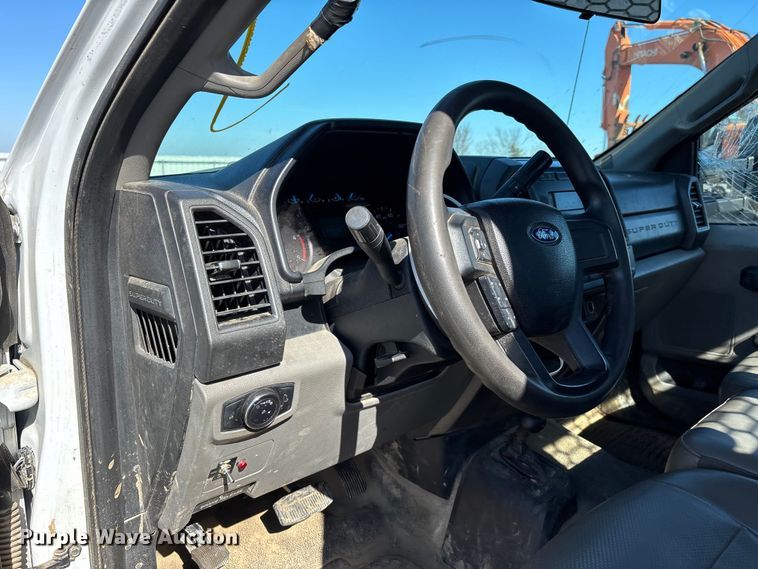 image for item YA2852 2017 Ford F550 Super Duty flatbed truck