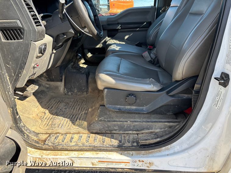 image for item YA2852 2017 Ford F550 Super Duty flatbed truck