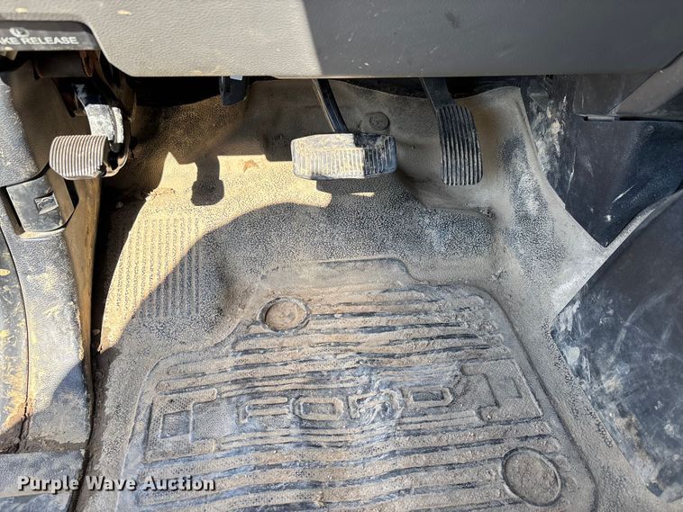 image for item YA2852 2017 Ford F550 Super Duty flatbed truck