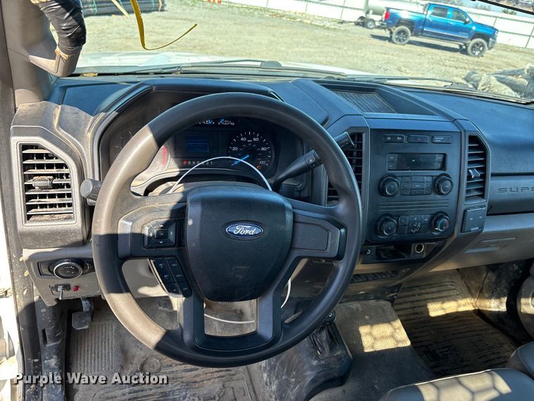 image for item YA2852 2017 Ford F550 Super Duty flatbed truck