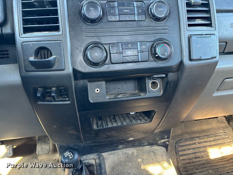 image for item YA2852 2017 Ford F550 Super Duty flatbed truck