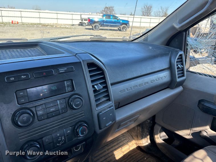 image for item YA2852 2017 Ford F550 Super Duty flatbed truck