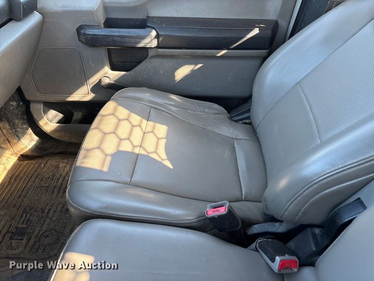 image for item YA2852 2017 Ford F550 Super Duty flatbed truck