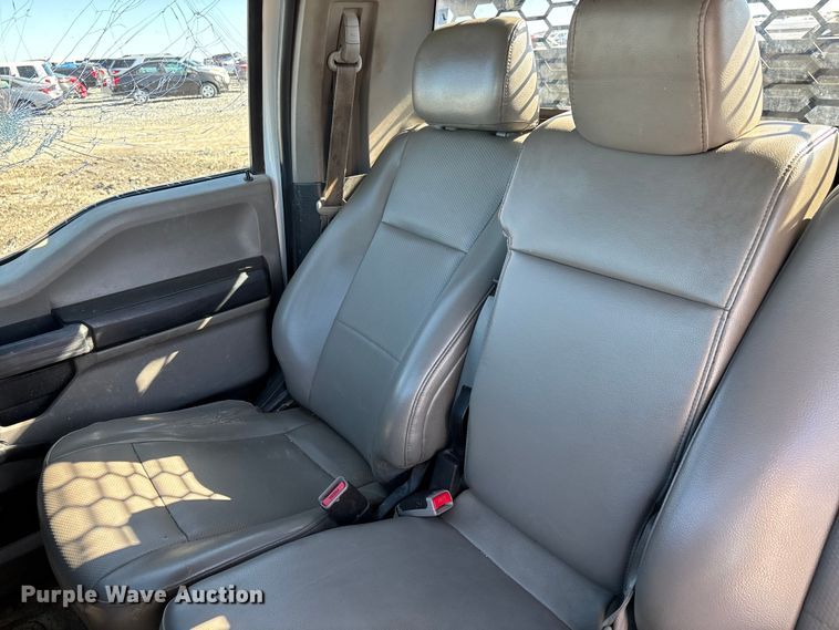 image for item YA2852 2017 Ford F550 Super Duty flatbed truck