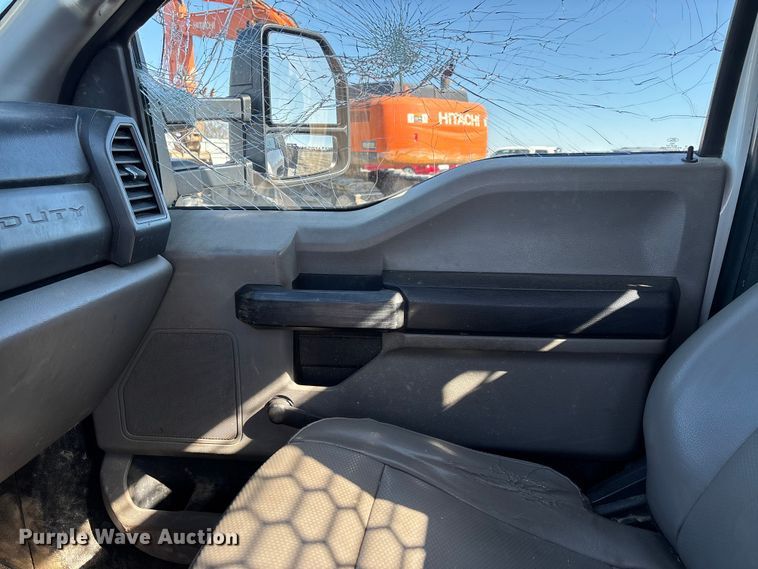 image for item YA2852 2017 Ford F550 Super Duty flatbed truck