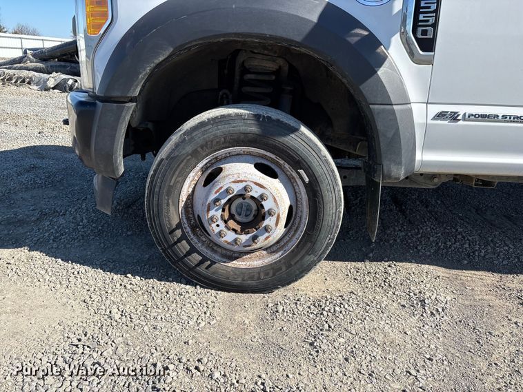 image for item YA2852 2017 Ford F550 Super Duty flatbed truck