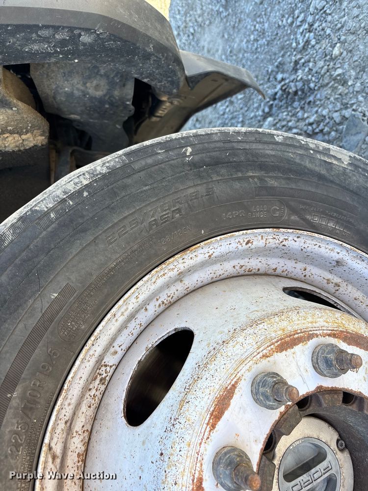 image for item YA2852 2017 Ford F550 Super Duty flatbed truck