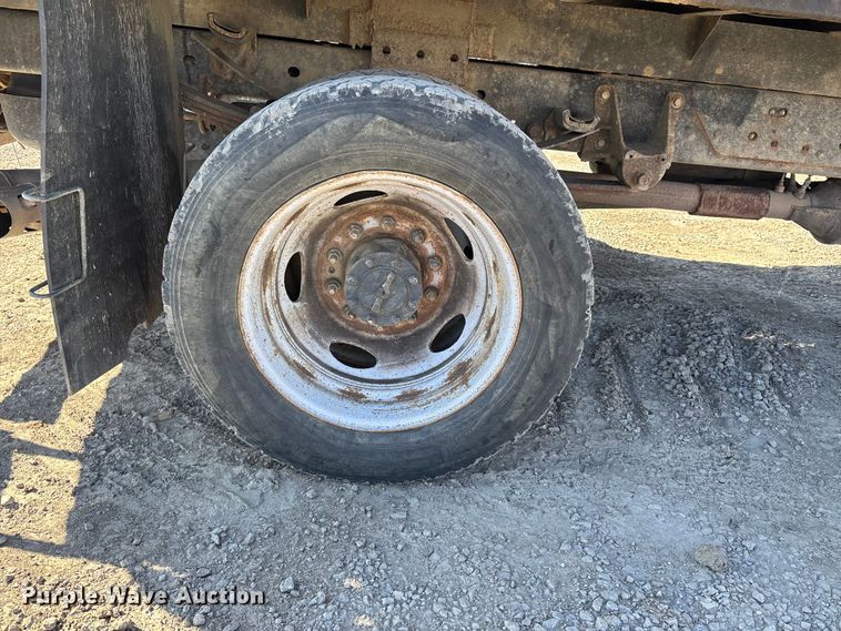 image for item YA2852 2017 Ford F550 Super Duty flatbed truck