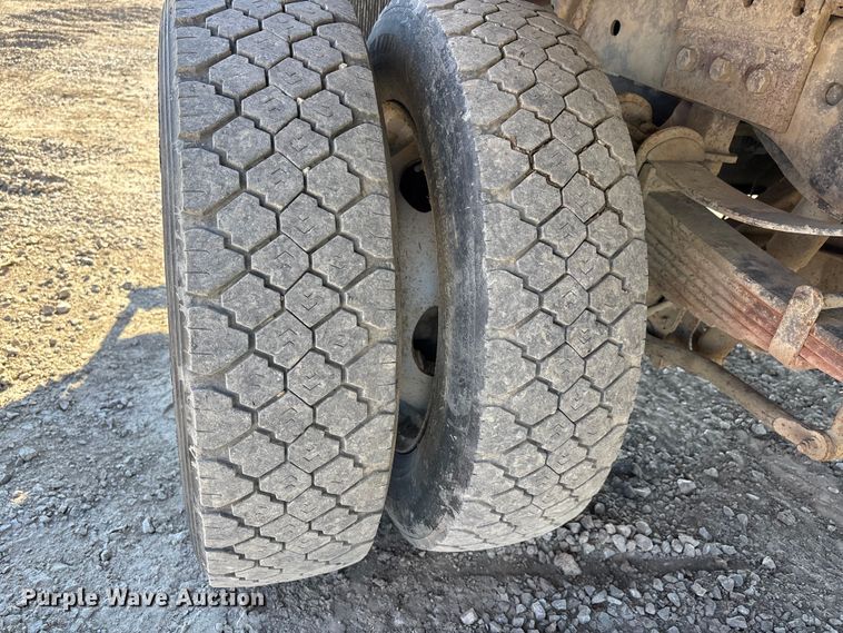 image for item YA2852 2017 Ford F550 Super Duty flatbed truck