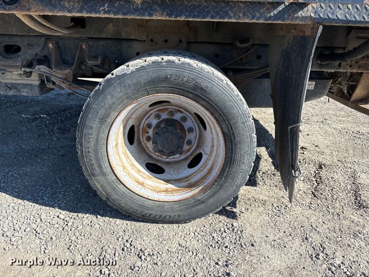 image for item YA2852 2017 Ford F550 Super Duty flatbed truck