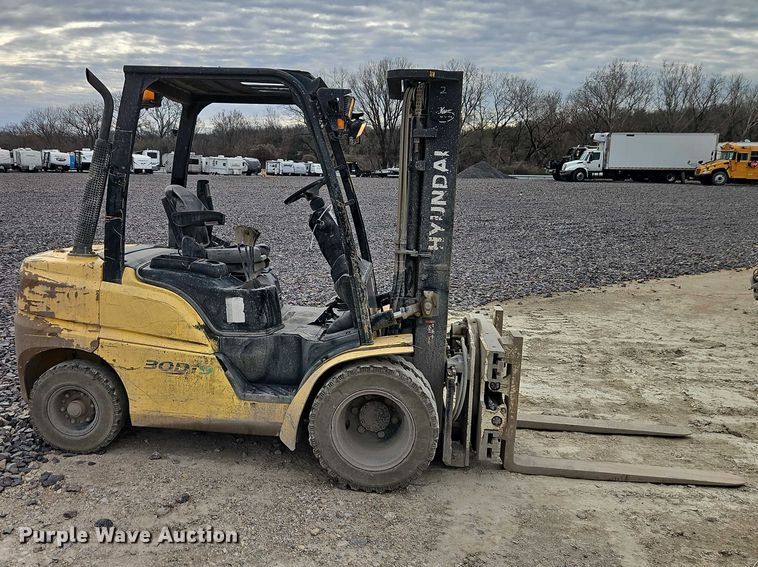 image for item YA2969 Hyundai 30D-9 forklift
