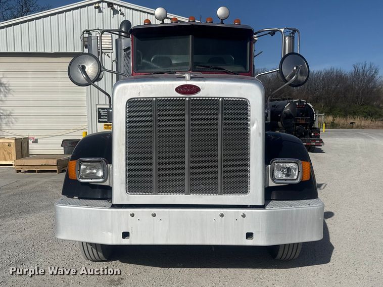 image for item DO8479 2011 Peterbilt 367 vacuum truck