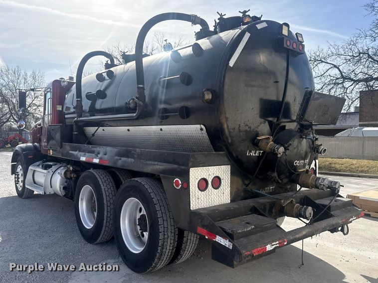image for item DO8479 2011 Peterbilt 367 vacuum truck