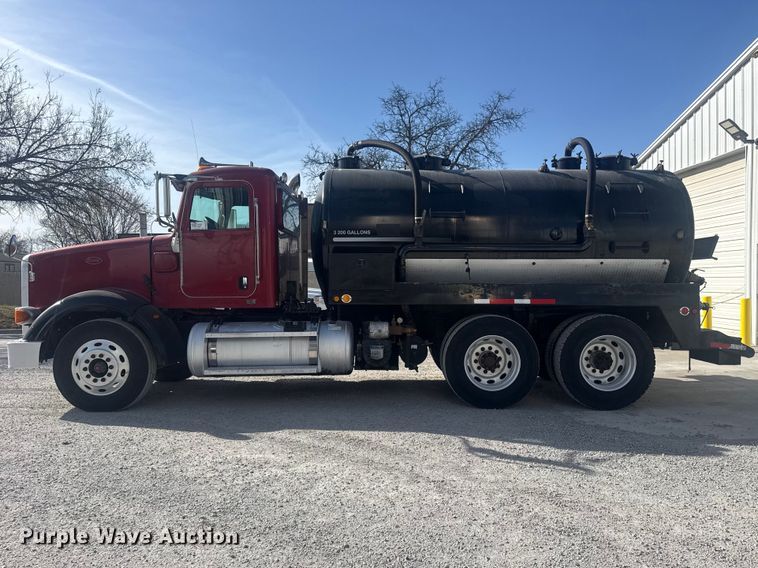 image for item DO8479 2011 Peterbilt 367 vacuum truck