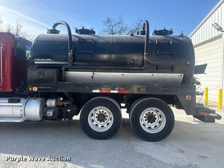 image for item DO8479 2011 Peterbilt 367 vacuum truck