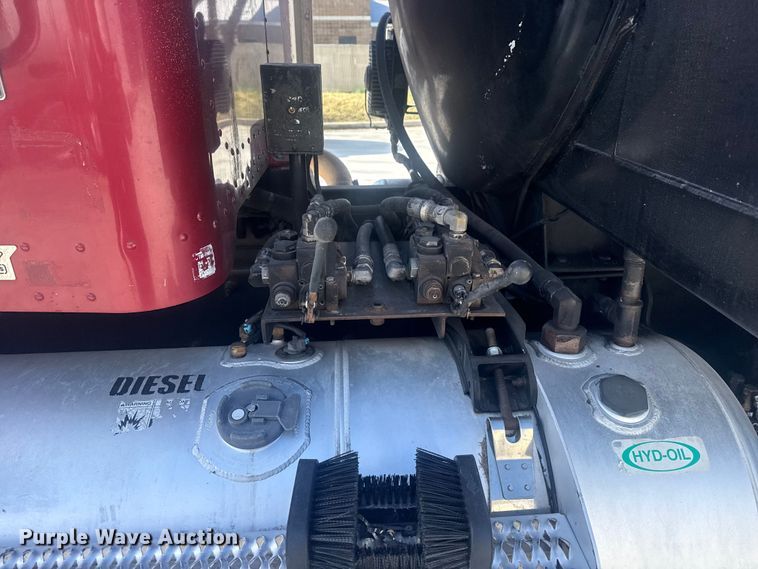 image for item DO8479 2011 Peterbilt 367 vacuum truck