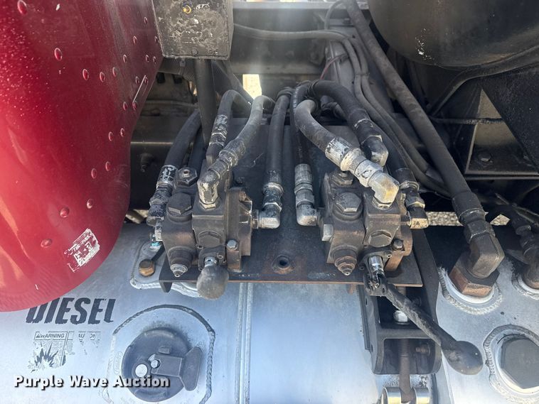 image for item DO8479 2011 Peterbilt 367 vacuum truck