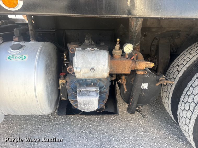 image for item DO8479 2011 Peterbilt 367 vacuum truck