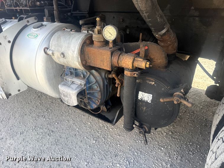 image for item DO8479 2011 Peterbilt 367 vacuum truck