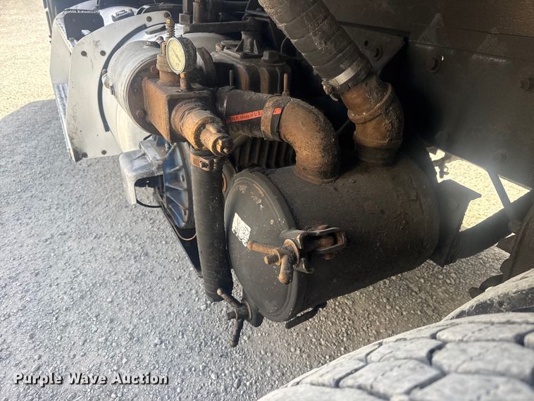 image for item DO8479 2011 Peterbilt 367 vacuum truck