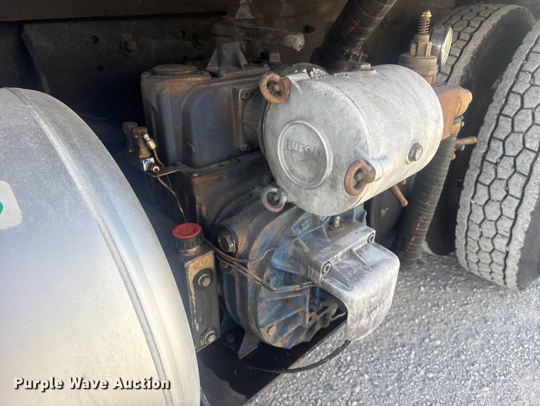 image for item DO8479 2011 Peterbilt 367 vacuum truck