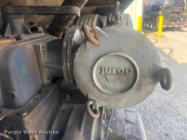 image for item DO8479 2011 Peterbilt 367 vacuum truck