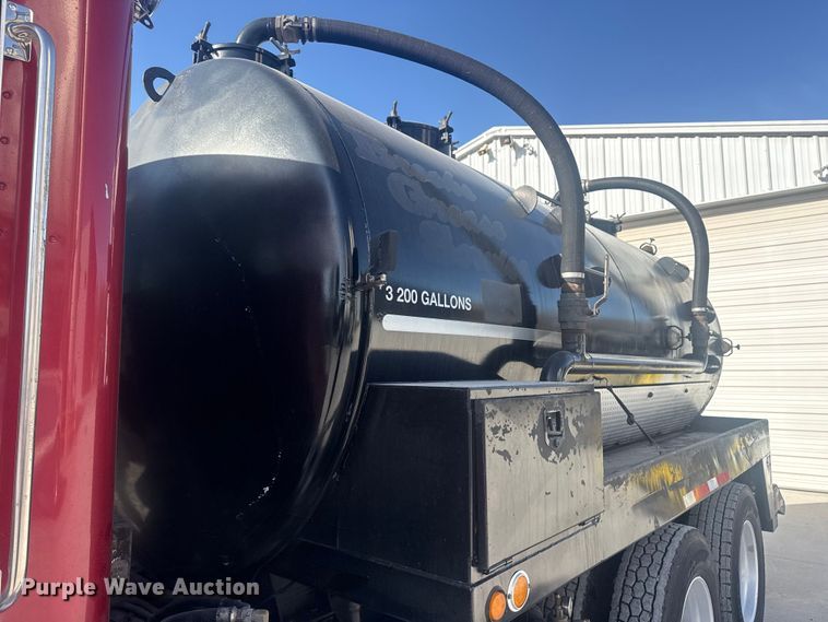image for item DO8479 2011 Peterbilt 367 vacuum truck