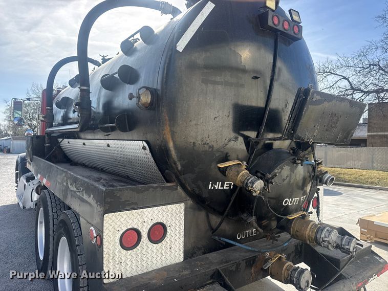 image for item DO8479 2011 Peterbilt 367 vacuum truck