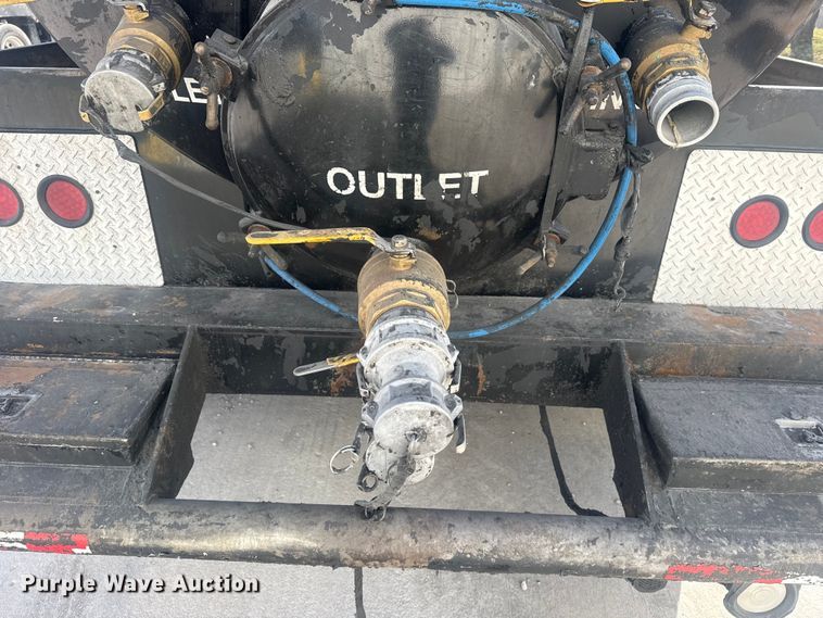 image for item DO8479 2011 Peterbilt 367 vacuum truck