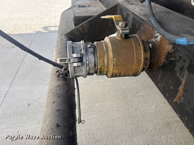 image for item DO8479 2011 Peterbilt 367 vacuum truck