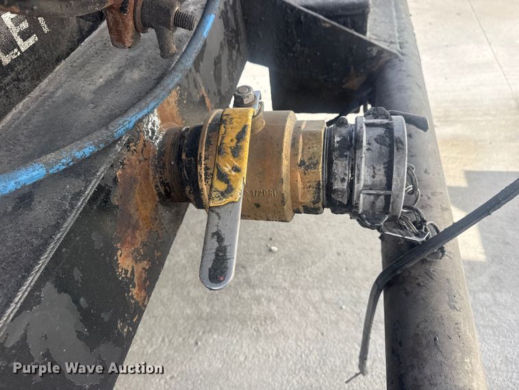 image for item DO8479 2011 Peterbilt 367 vacuum truck