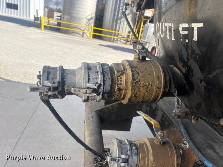 image for item DO8479 2011 Peterbilt 367 vacuum truck