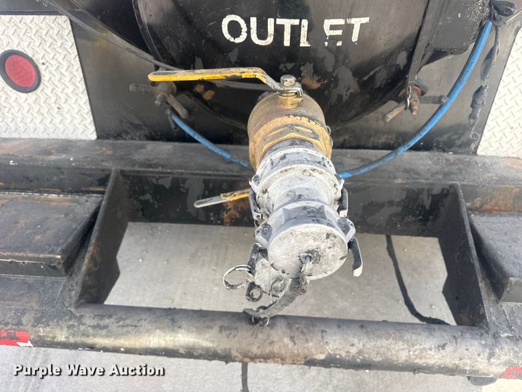 image for item DO8479 2011 Peterbilt 367 vacuum truck